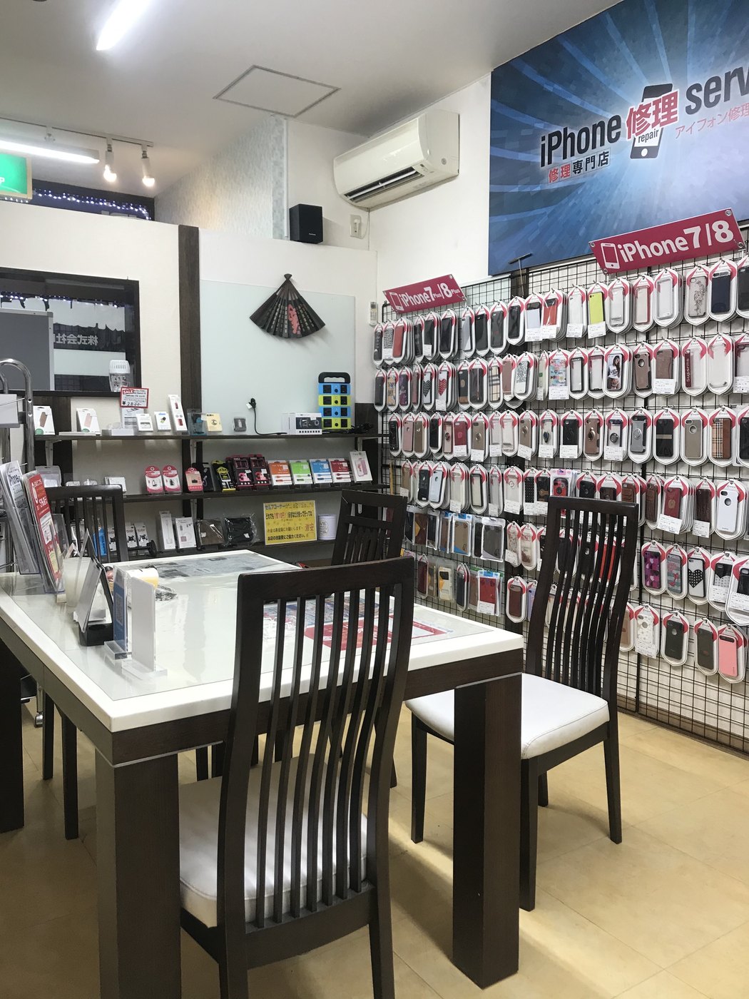 店内。受付テーブルと壁一面のiPhoneケース売り場